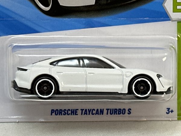 画像2: PORSCHE TAYCAN TURBO S (2)