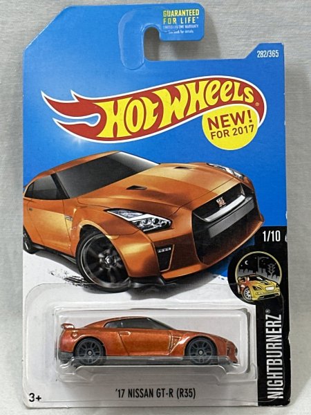 画像1: 17 NISSAN GT-R (R35) (1)
