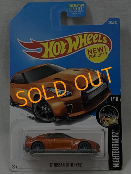 画像1: 17 NISSAN GT-R (R35) (1)